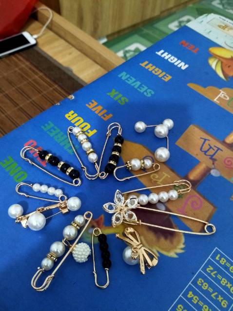 Ghim cài đẹp, chắc chắn, nếu thiết kế ghim có độ uốn cong nhẹ theo vòng eo thì càng tốt hơn