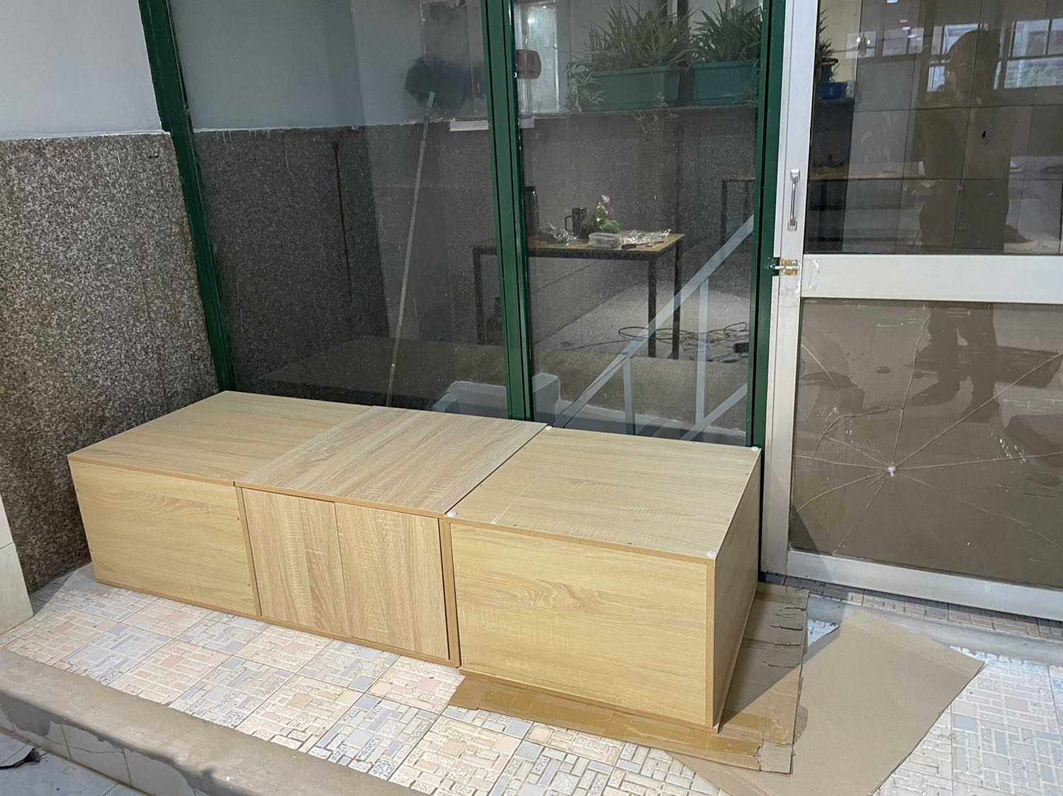 Hơi thiếu trc hụt sau chút. Tủ hai cánh dưới hơi khó đóng; cánh trên thì ko biết nên gắn sát với tủ dưới nên khi mở lên hơi bị trầy da tróc vẩy ở mép. Nhưng nói chung là được. 5 sao làm động lực cho shop tiếp tục cố gắng