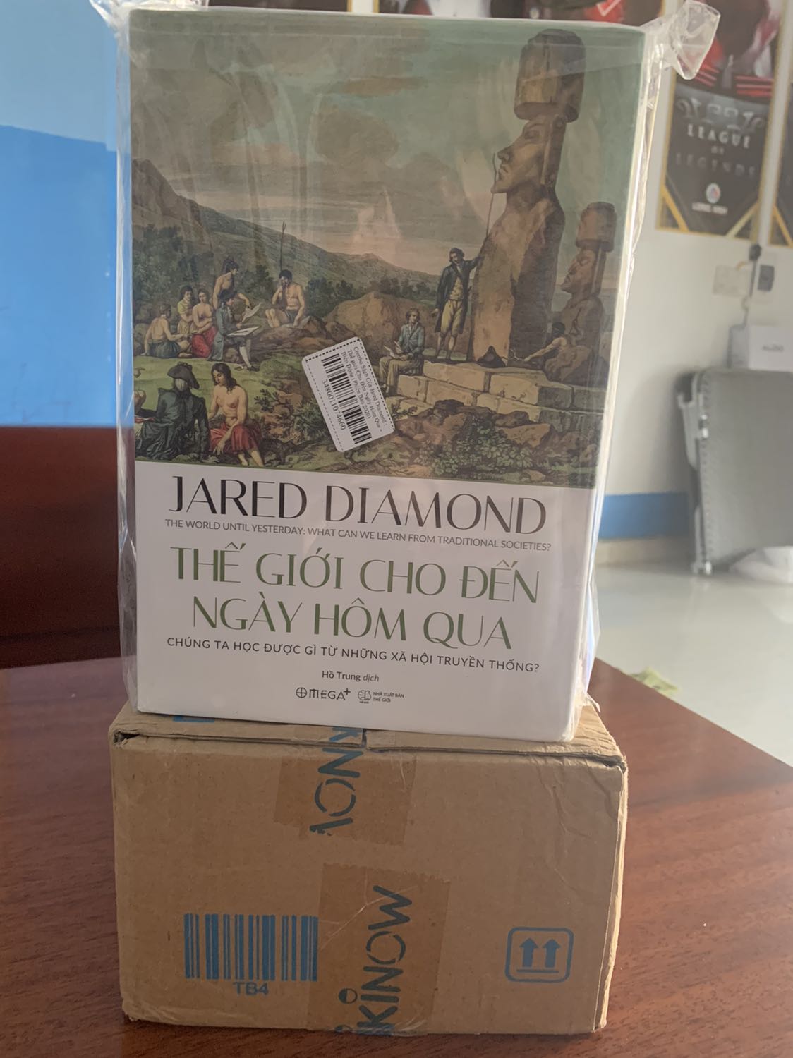 Kiện hàng đóng gói gọn gàng, chắc chắn, sách được bọc nilong sạch sẽ.