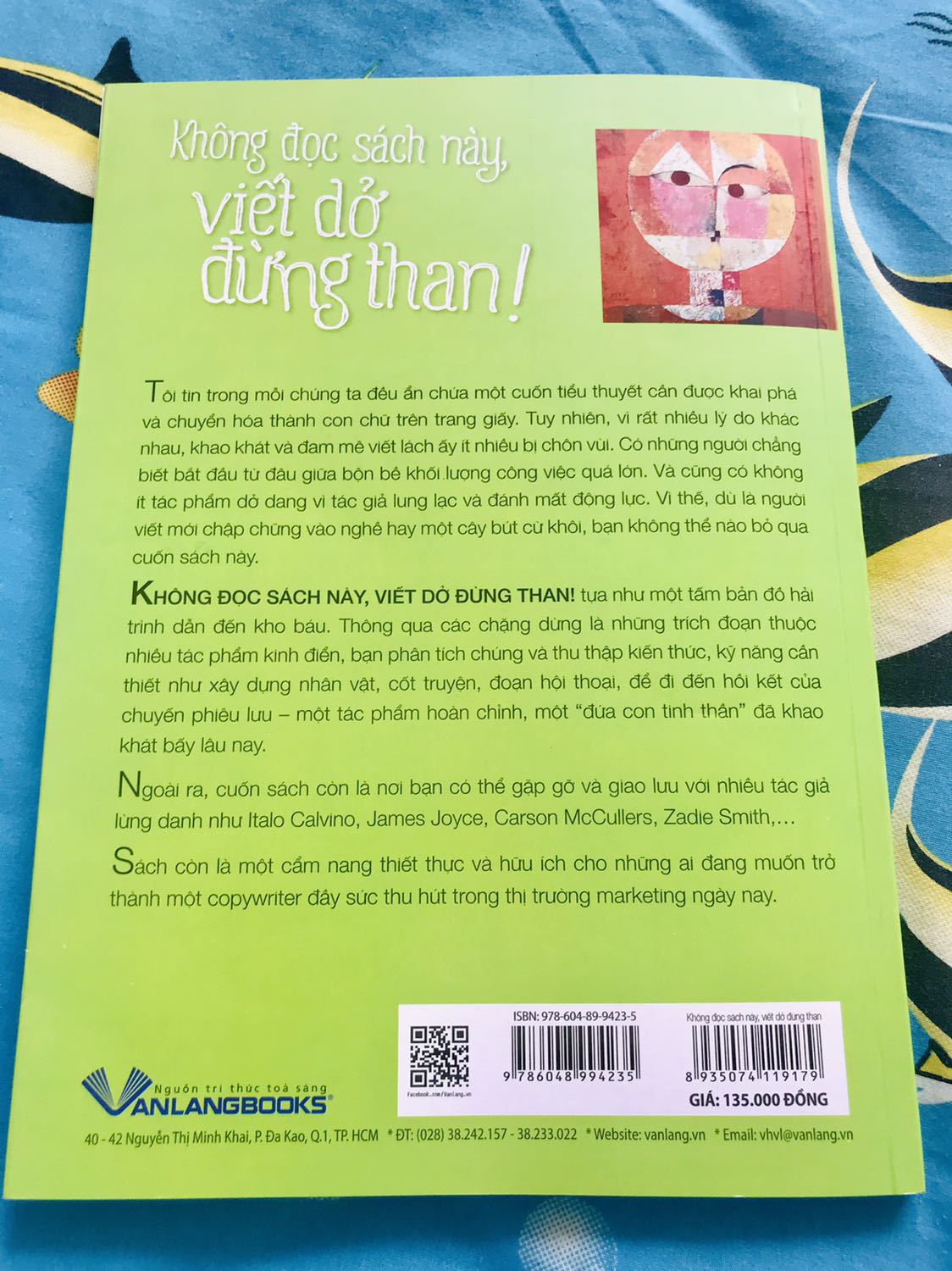 “Không đọc sách này cũng không hẳn là viết dở đâu!”
- Về phần giao hàng, Tiki giao hàng nhanh, mình mới đặt mua lúc 9-10h sáng 24/2 thì shipper đã đến giao hàng trước 5h chiều cùng ngày, dù mình chọn phương thức giao hàng tiêu chuẩn.
- Về cách trình bày, giao diện, màu sắc của trang sách, mình thấy khá giống với những cuốn giáo trình tiếng anh (student book) mà mình từng được học trong trường. Chữ in to, rõ ràng; tuy nhiên mắc nhiều lỗi chính tả và trích dẫn số trang của các tác phẩm dẫn chứng sai 1-2 trang.
- Về nội dung, có các ưu và nhược điểm như sau:
+ Ưu điểm: sách đem lại những thông tin, kiến thức tương đối hữu ích, giúp mở mang kiến thức cho người đọc, đặc biệt là với những bạn có ý định bắt đầu viết sách.
+ Nhược điểm: thứ nhất, do tác giả sách là người Anh nên văn phong của tác giả có sự ảnh hưởng bởi nền văn hoá phương Tây, tạo nên sự khác biệt, mới mẻ & không quá phù hợp với hiểu biết cũng như văn hoá người phương Đông nói chung & người Việt nói riêng. Thứ hai, ngôn ngữ dịch của người dịch không thật sự dễ hiểu hay gần gũi vì có nhiều câu từ mang tính học thuật, nên đôi lúc mình đọc cũng hơi bị mơ hồ, đọc bằng mắt rồi thông tin đi ra ngoài luôn chứ không lưu sâu vào trí nhớ.
- Đây là ý kiến cá nhân mình thôi: giá bìa hơi cao so với những gì mình nhận được từ cuốn sách.
Hy vọng đánh giá của mình sẽ giúp ích cho những ai sắp mua sách.