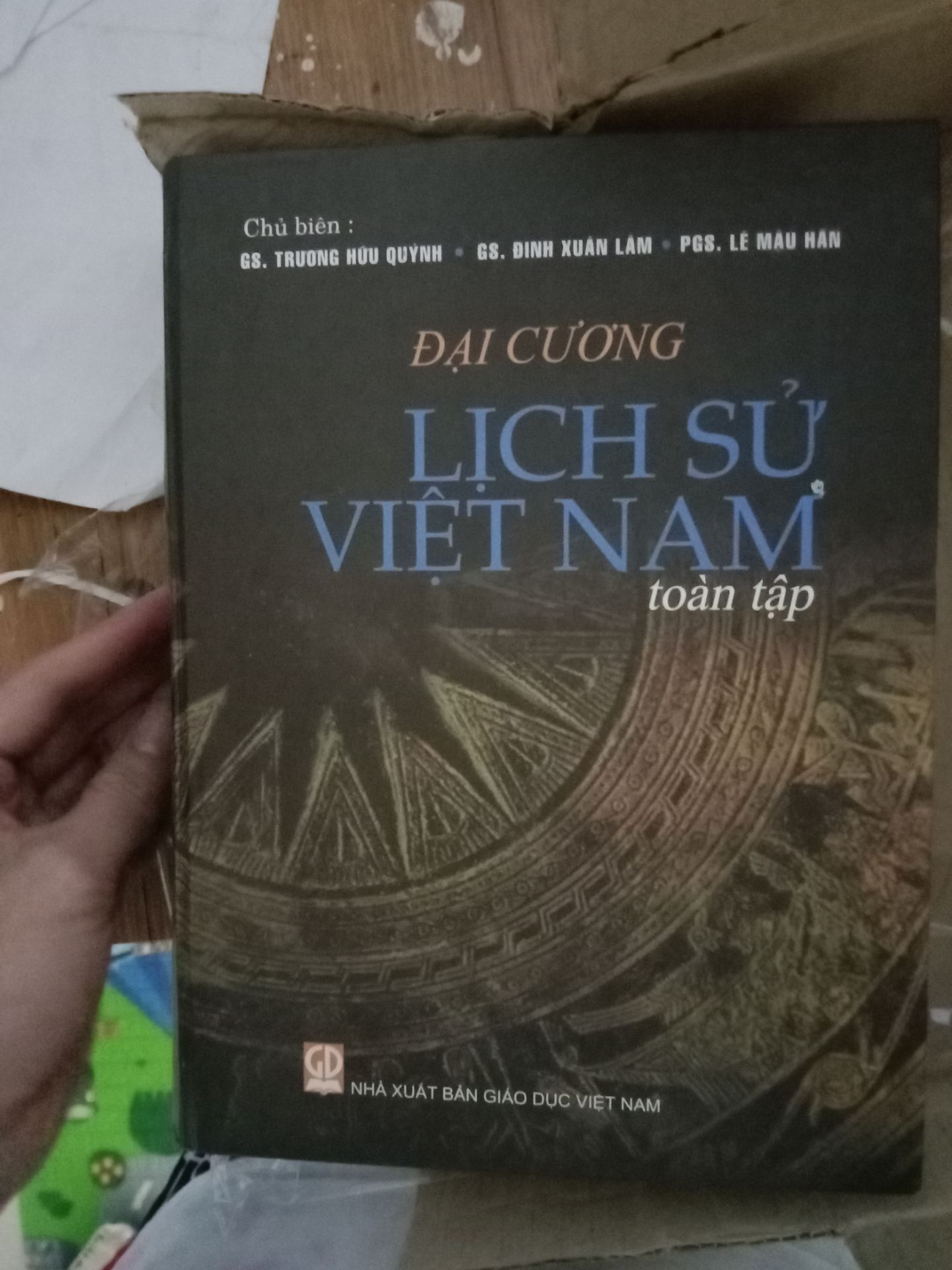 đóng gói chắc chắn, chất lượng sách tương đối ổn tuy nhiên bìa sách hỏi bị móp nha shop