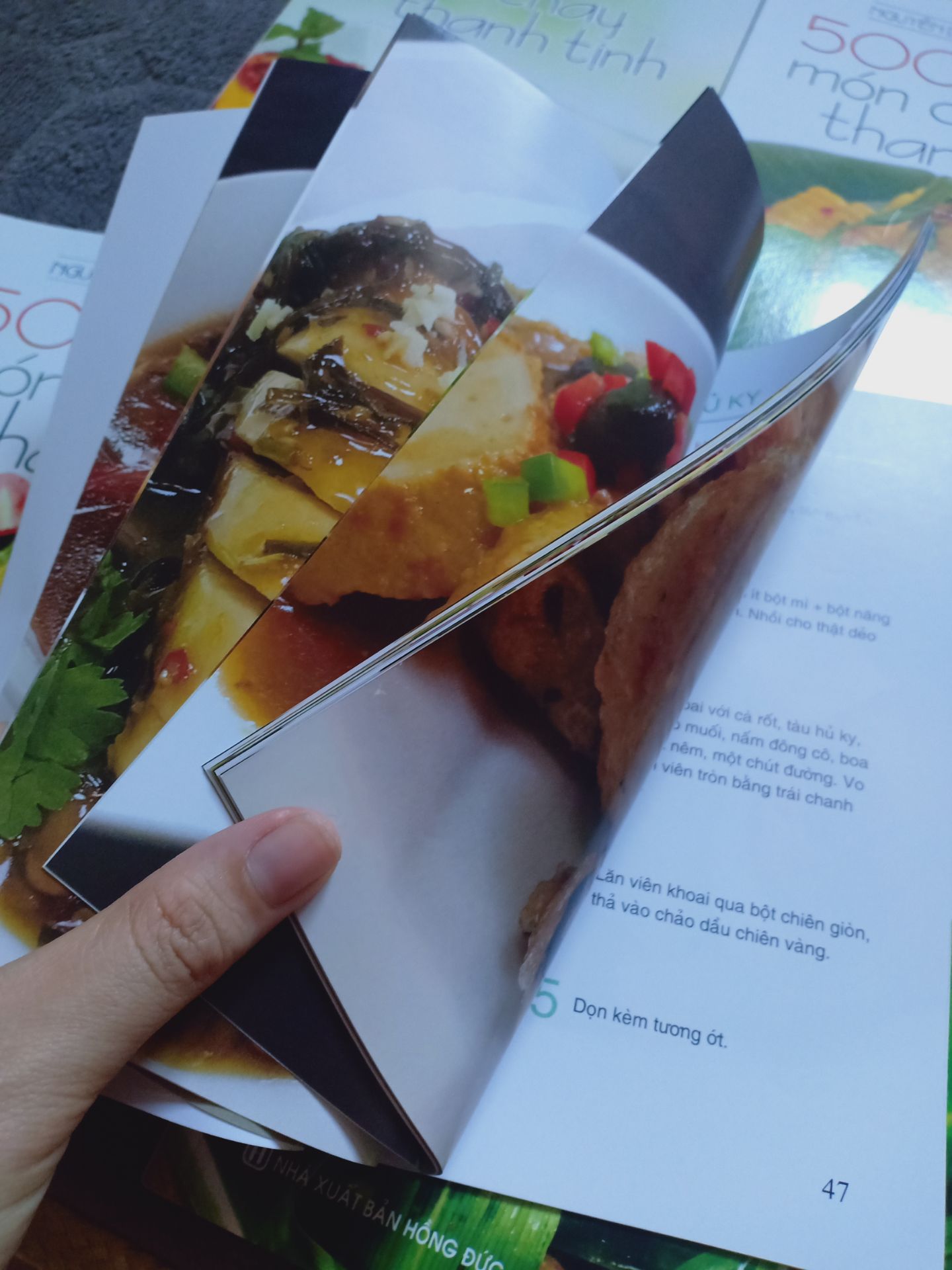 mình định mua đọc thử 1 hoặc 2 tập trước thôi nhưng thấy tên tác giả là cô Nguyễn Dzoãn Cẩm Vân là rất yên tâm, khi thấy đề xuất combo mình liền đặt luôn. Mua mà quên đánh giá. Sách thì mỏng thôi nhưng giấy in và màu sắc chất lượng cao nha. Biết thêm nhiều món chay mới rất thú vị. Có điều một số nguyên liệu chỗ mình chưa có để mua làm thử.
