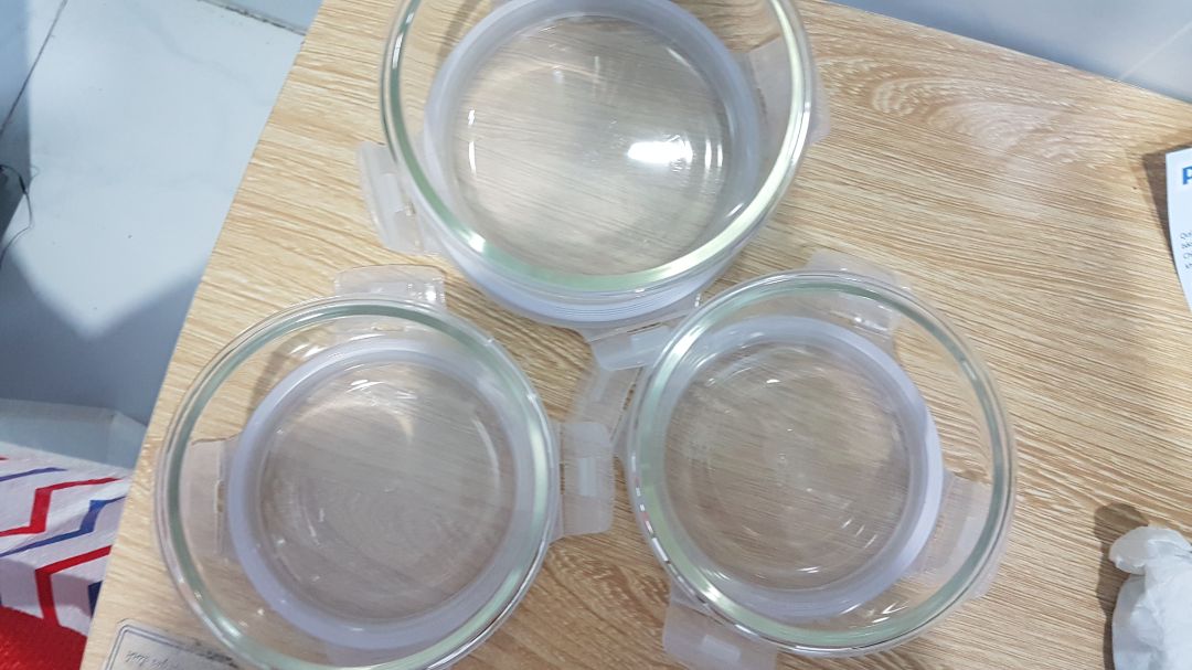 Mình mua để mang cơm đi làm. Nắp đóng hơi khó một xíu nhưng rất chặt. Đựng được cả 1 tô canh lớn. Đã làm rớt mấy lần từ xe máy xuống nhưng vẫn chưa sứt mẻ.