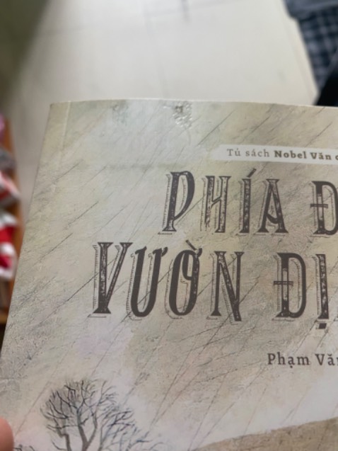 bìa sách bị trầy xước, tróc, sách bị dơ. Với lại mình thấy hình như là sách được bọc = màng bọc thực phẩm chứ kh phải seal sách bình thường???? Kh có chống sốc.