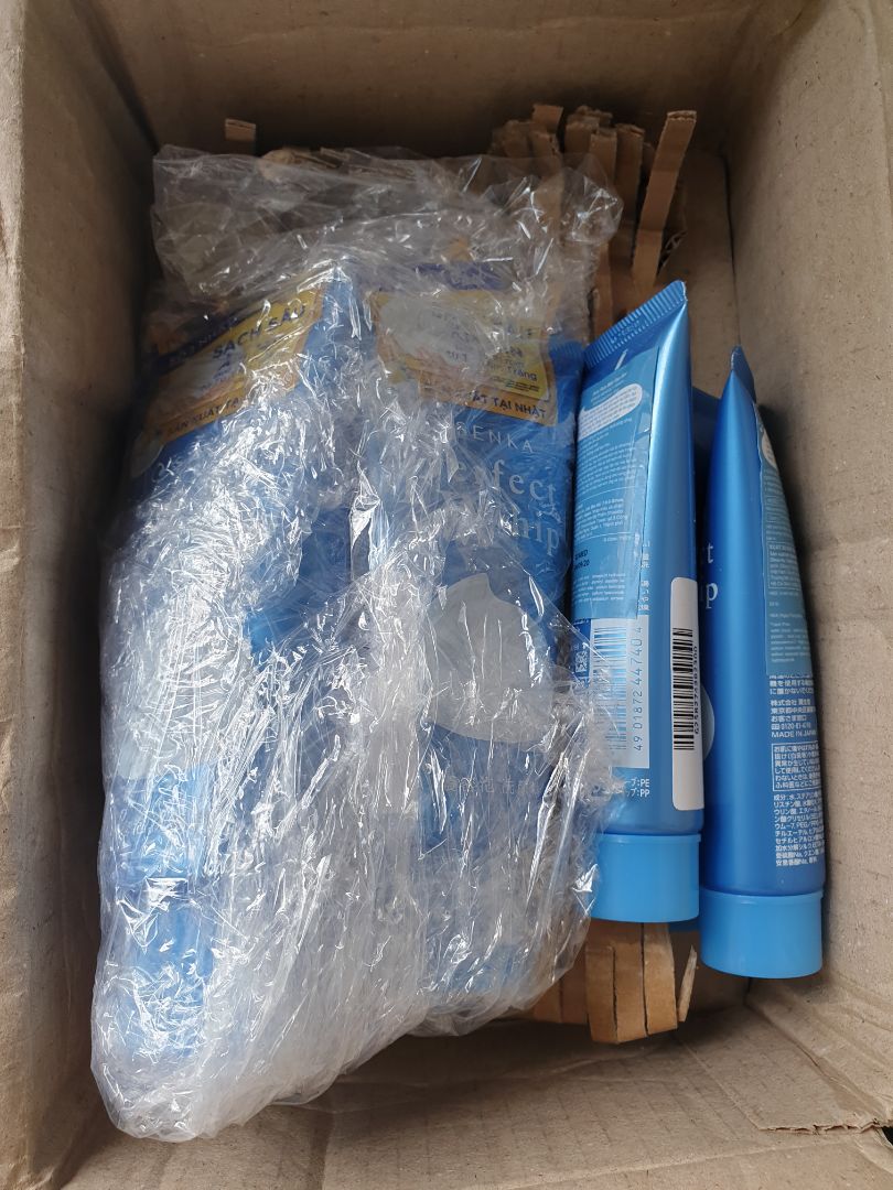 Sữa rửa mặt tốt, mua 3 chai lớn được tặng thêm 3 chai nhỏ cũng êm. Hàng giao nhanh tuy nhiên tôi không đồng ý cách giao hàng của đơn vị vận chuyển BEST, đề nghị tiki có làm việc lại với đơn vị vận chuyển có hướng xử lý không để tái diễn. Hàng tôi mua đã thanh toán truoc. Hàng giao tới nhà lúc tôi chưa về nhà thì nhân viên giao hàng quăng đại hàng qua hàng rào vào sân nhà, không thông báo hay gọi cho tôi biết. Trưa tôi về thấy gói hàng nằm ngoài sân. Trên gói hàng có dán nhãn HÀNG CỰC KỲ DỄ VỠ, vậy mà nhân viên vẫn quăng vô. Cách giao hàng không tôn trọng khách hàng như thế. Rất may sản phẩm không dễ vỡ vì là chai sữa rửa mặt, nếu là ly, chén thủy tinh, sứ, hay hàng điện tử thì sao.