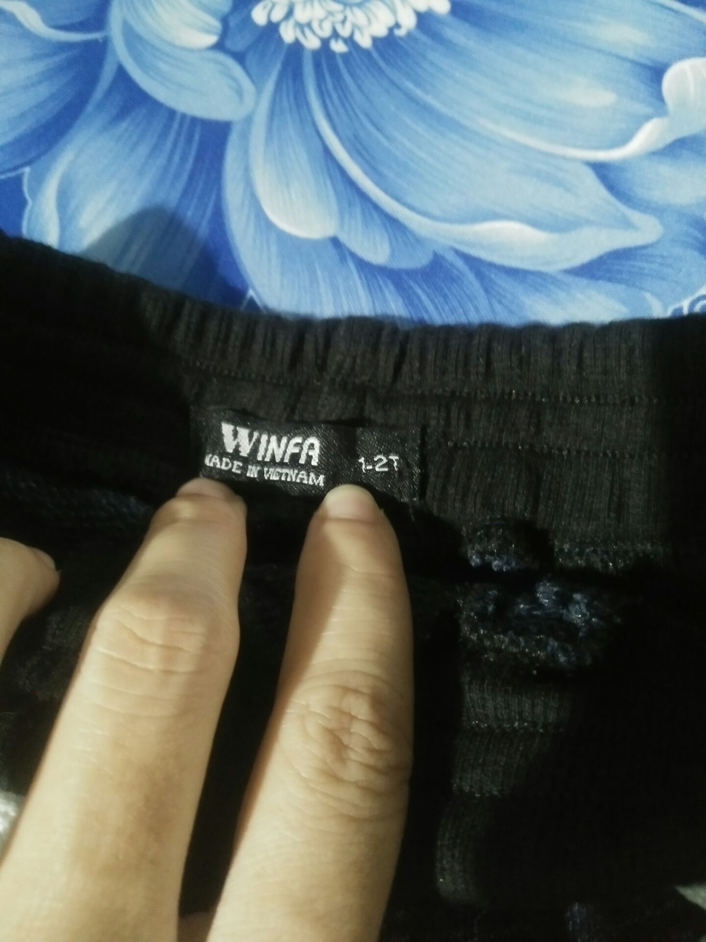 Cũng đc,màu y hình,nhưng bé nhà mình mới 9.5kg,quần dài quá,mặc chưa đc,để bé lớn xíu nữa mới mặc đc