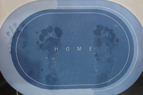 Thảm không thấm nước, như cái miếng cao su 20 nghìn. Lúc dính nước lại còn không khô trông bẩn bẩn. 10 phút còn cả vết chân. Kém cả chất lượng lẫn hình thức. Chưa có thời gian đi mua nên dùng tạm mấy ngày chứ không trả lại rồi.