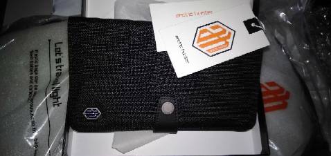 Ví rất tiện lợi, nhỏ gọn dễ mang đi. Đường may chắc chắn không thấy chỉ thừa. Mua liều nhưng so với giá chất lượng ổn áp quá. Màu sắc cũng đẹp nữa. Lần sau sẽ ủng hộ shop. 💯