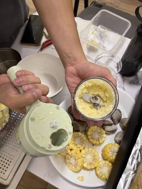 Giá rẻ hơn 1 số shop khác. Chất lượng máy khá tốt. Cắt hành mỏng đều cắt được cả xả. Cối xay thịt chưa thử xay nhưng hi vọng xay tốt