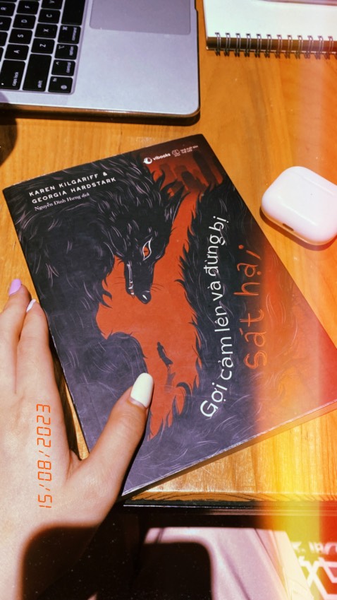 Bìa sách: Rất ấn tượng 
Chất lượng in: Rõ nét 
Nội dung: Cuốn này mình đặt mua từ khi vừa phát hành rồi mà phải đợi sách về đọc xong mới lên đây review.

Cuốn sách gồm 8 chương với những câu chuyện quá khứ được gửi gắm thông điệp của tác giả. Dù phản ánh thực trạng của xã hội nhưng sách lại rất dễ để độc giả đọc và đồng cảm bởi lời văn hóm hỉnh như hai người bạn đang kể chuyện tâm tình với nhau.

Từ cảm nhận cá nhân, mình đánh giá cao nội dung cũng như thông điệp mà tác giả muốn truyền tải tới mọi người. Đặc biệt là đối với phái nữ, khuyến khích các cô gái tự tin thể hiện bản thân, vượt qua những định kiến của xã hội để tìm thấy sự tự do trong đời. Nên mình cũng recommend phái nữ đọc cuốn này nhé.