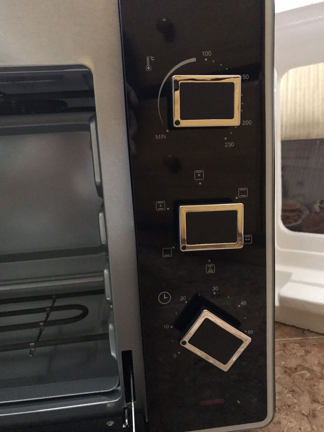 Nhân viên giao hàng rất nhiệt tình. Lò giao đến k bị móp méo, đầy đủ pk. Mình đã đọc rất nhiều review nói lò bị chênh nhiệt nhiều. Tuy nhiên mình thấy chỉ chênh khoảng 10-15 độ. Rất hài lòng với sp này