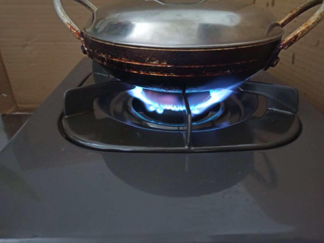 Bếp tốt, chắc chắn, vận hành như mong đợi, nhưng có một chân bị hụt xuống làm bếp bị chênh, phải lót thêm giấy vào. Chung lại là sản phẩm tốt, sử dụng ổn