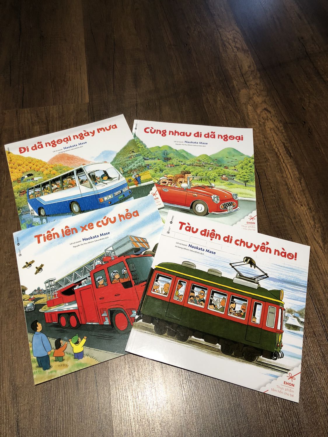 Sách rất đẹp, giấy dày, mịn, những bức tranh sinh động, màu sắc nhẹ nhàng, hình ảnh rõ nét. Nội dung ngắn gọn, dễ hiểu, bé rất thích thú