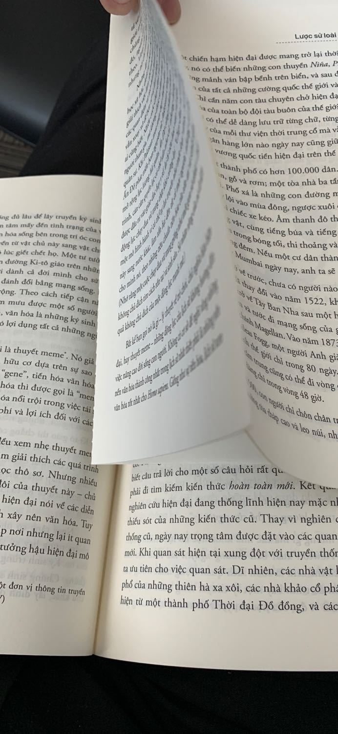 Sách mình đang đọc dở, không tác động mạnh nhưng chữ in trên bìa bị nhòe đi. Một số trang thì giấy bị bong khỏi gáy.
Như vậy thì chất lượng sách khá kém. Mình có được gửi trả lấy quyển khác hoặc cửa hàng sửa những trang bị bung gáy ko?