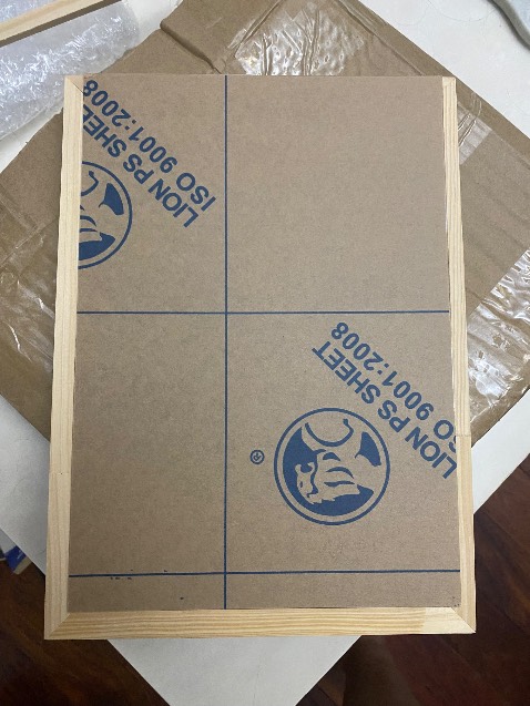 Khung hình gỗ không có kính, có 1 cạnh gỗ rơi ra, yêu cầu đổi lại hàng dùm