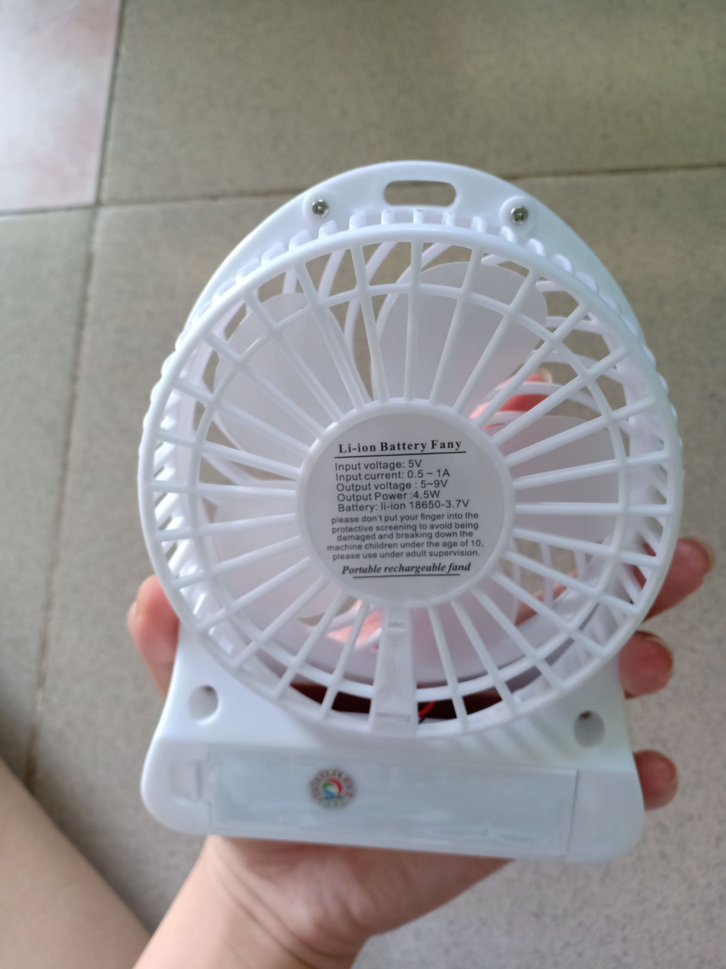 về mua mới đầu cũng khá ổn nhưng nút bật quạt thì bị lõm sẵn vào rồi. dùng chưa được 4 ngày nào thì quạt bắt đầu trở chứng,giờ không dùng được nữa luôn,hình như là mạch điện hư luôn chứ không phải do nút hư thôi đâu. Thường xuyên mua đồ của tiki mà giờ thấy thất vọng quá,biết vậy mua ở ngoài mắc hơn có chút xíu thôi.