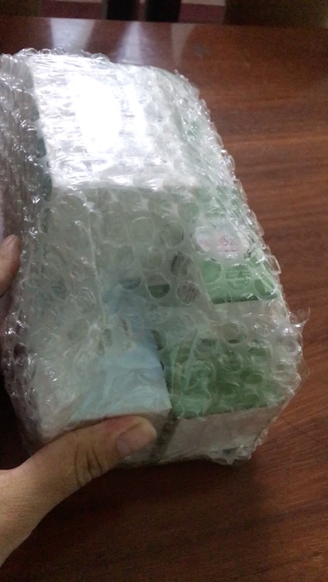 Ok đóng gói cẩn thận và giao hàng nhanh, chăm sóc khách hàng cũng tốt và lịch sự, mình mới sử dụng một lần mà thấy hiệu quả nên sử dụng tiếp lần 2 , mụn mọc lên sứt lên một đêm giảm hẳn vào ngày hôm sau, sang ngày 2 là ức chế xẹp xuống cũng ok lắm. Trị thâm thì cũng cần có thời gian nhưng với khả năng trị mụn thì không sợ thâm nữa