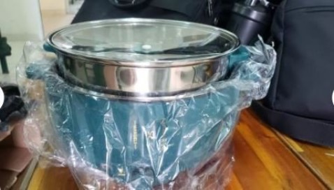 Cắm điện thấy làm nóng khá nhanh.
Cảm nhận nồi khá nhẹ, thân bằng nhựa sáng bóng
Với giá tiền dưới 200k thì như thế là được. Độ bền thì chưa biết được. 
Với mình như vậy là tạm được. Sợ lớp chống dính là sơn, ăn uống cảm giác không yên tâm lắm. Nhưng với giá tiền này thì không đòi hỏi thêm được. xửng hấp inox dùng hấp bánh bao khá tốt