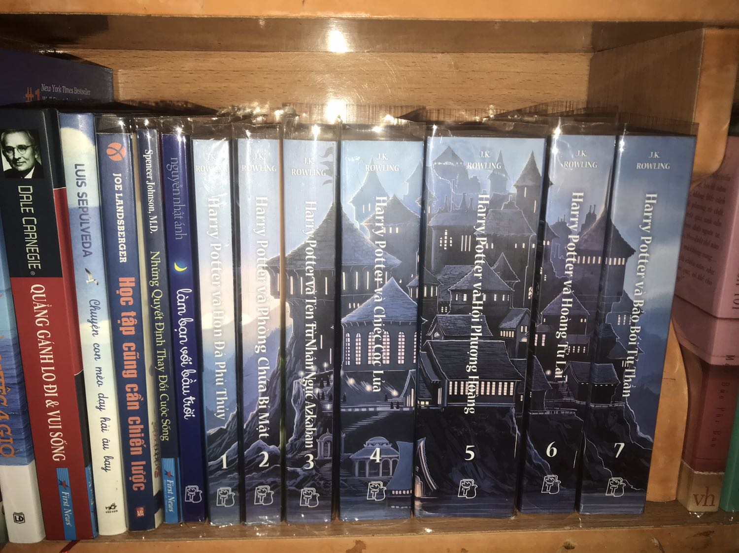 bìa sách phía sau bị rách. trên bìa nhiều vết xướt, nhìn cứ như sách cũ. mình biết là mình mua sách sale nhưng mà nhìn quyển sách buồn thật. cái bìa in con *** dễ thương vậy mà xướt tùm lum. giận hết sức nên cho 3 sao.
giấy màu vàng, đọc không bị nhức mắt, chữ in rõ nét.