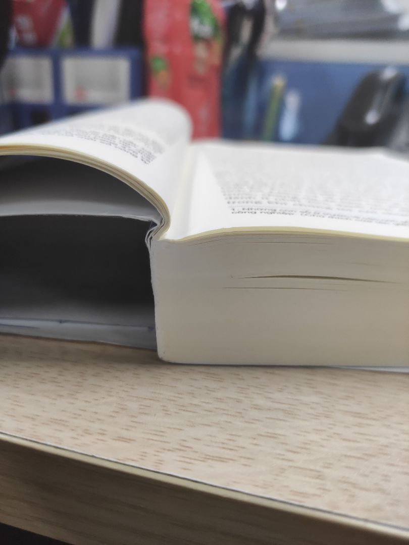 Nội dung sách thì mình không nói, nhưng chất lượng sách không phải là giấy tốt. Gáy sách đóng rất yếu. Nhưng với mức giá rẻ thì chấp nhận được. Đọc vài lần là sẽ bị bung gáy