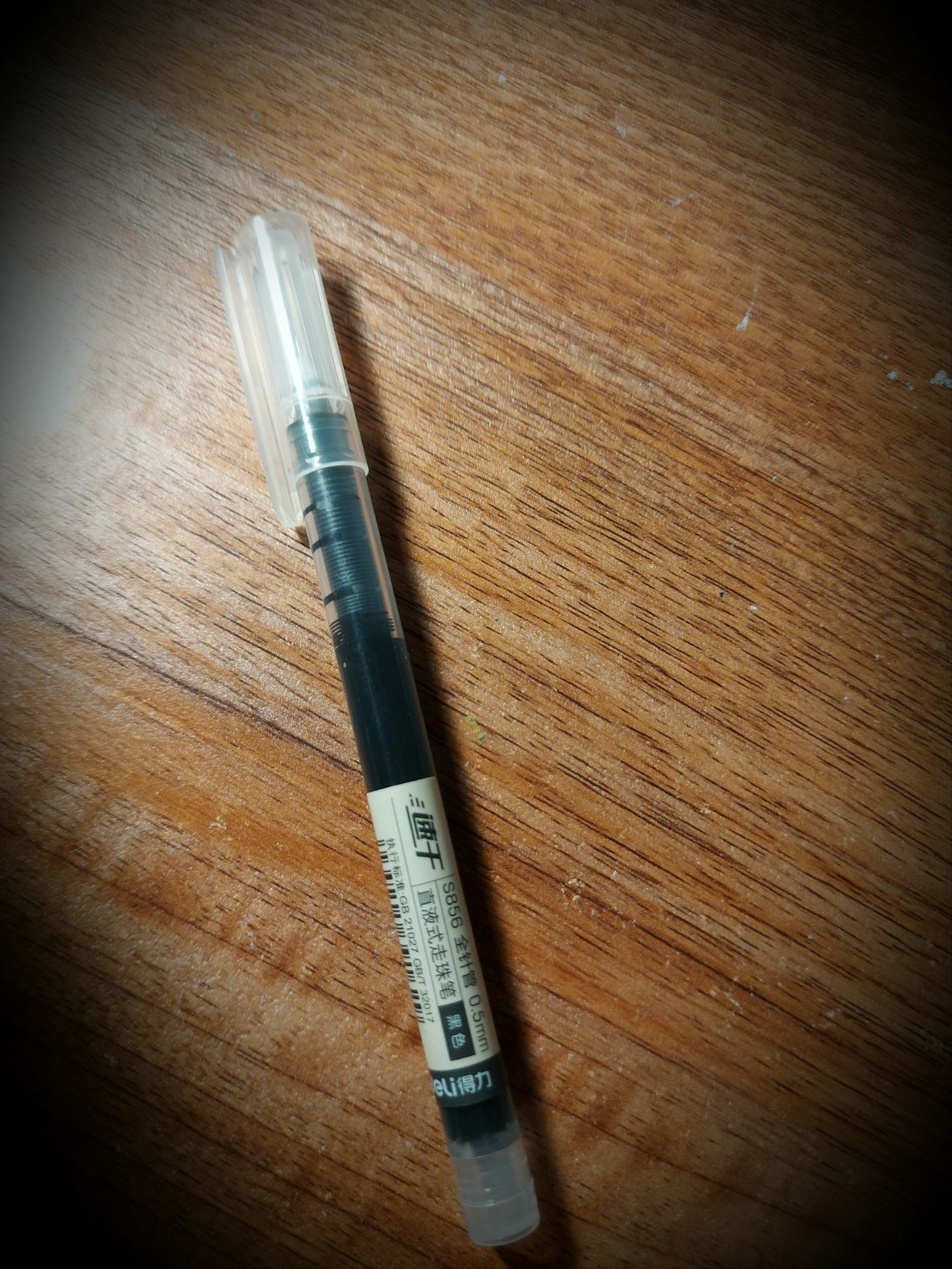 bút thiết kế đẹp. Viết đều nét, k những k tắc mực mà nằm giường viết cũng ok .ban đầu mk tưởng bút vỏ mang đen ,nhưng k phải đâu mà là ống mực ấy ,mực siêu nhiều. giá hợp lí, nên mua