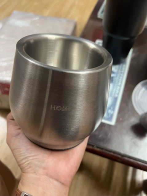 Cối và chày chắn chắn, cầm nặng tay, nhỏ gọn dễ giã, và đúng là giảm tiếng ồn thật. Phần đế vừa là ưu vừa là khuyết. 
- Ưu:đế có miếng muốt mỏng để giảm trơn trượt, thiết kế có tâm
- Khuyết: muốt còn mỏng, m chạm vào nhhe lộp bộp, cảm quan hơi ko thích