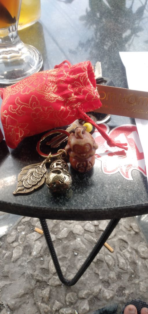 Nhỏ gọn, thiết kế khá tinh xảo, đựng trong túi đỏ nhỏ nhắn lịch sự. Chất lượng 5*. ??? Nhỏ gọn, thiết kế khá tinh xảo, đựng trong túi đỏ nhỏ nhắn lịch sự. Chất lượng 5*. ???