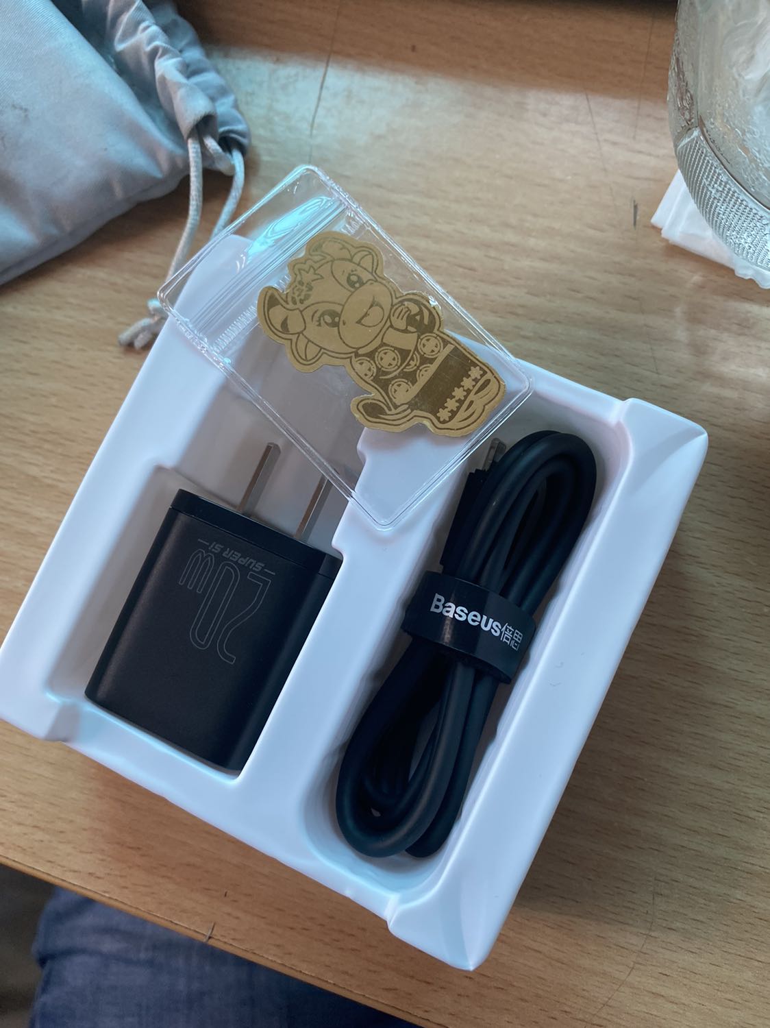 Sản phẩm trông rất xịn xò, chưa biết sạc ntn nhưng cầm nặng tay và đóng gói cực kỳ cẩn thận. Lại được bonus thêm con trâu đáng yêu nữa. ???
Để dùng 1 thời gian xem chất lượng ra sao.