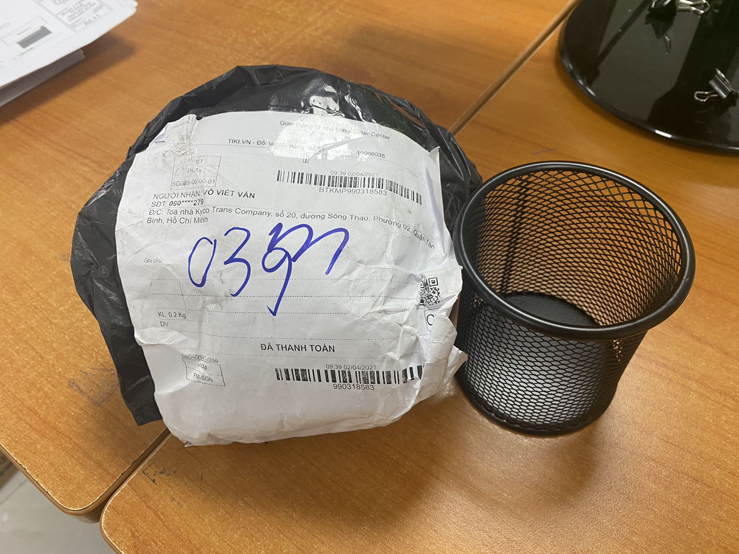 Tiki kiểm tra lại chứ giao hàng không đúng mẫu, hộp đựng bút 4 ngăn mà giao hộp tròn, còn bị méo một chút nữa. Rất không hài lòng.