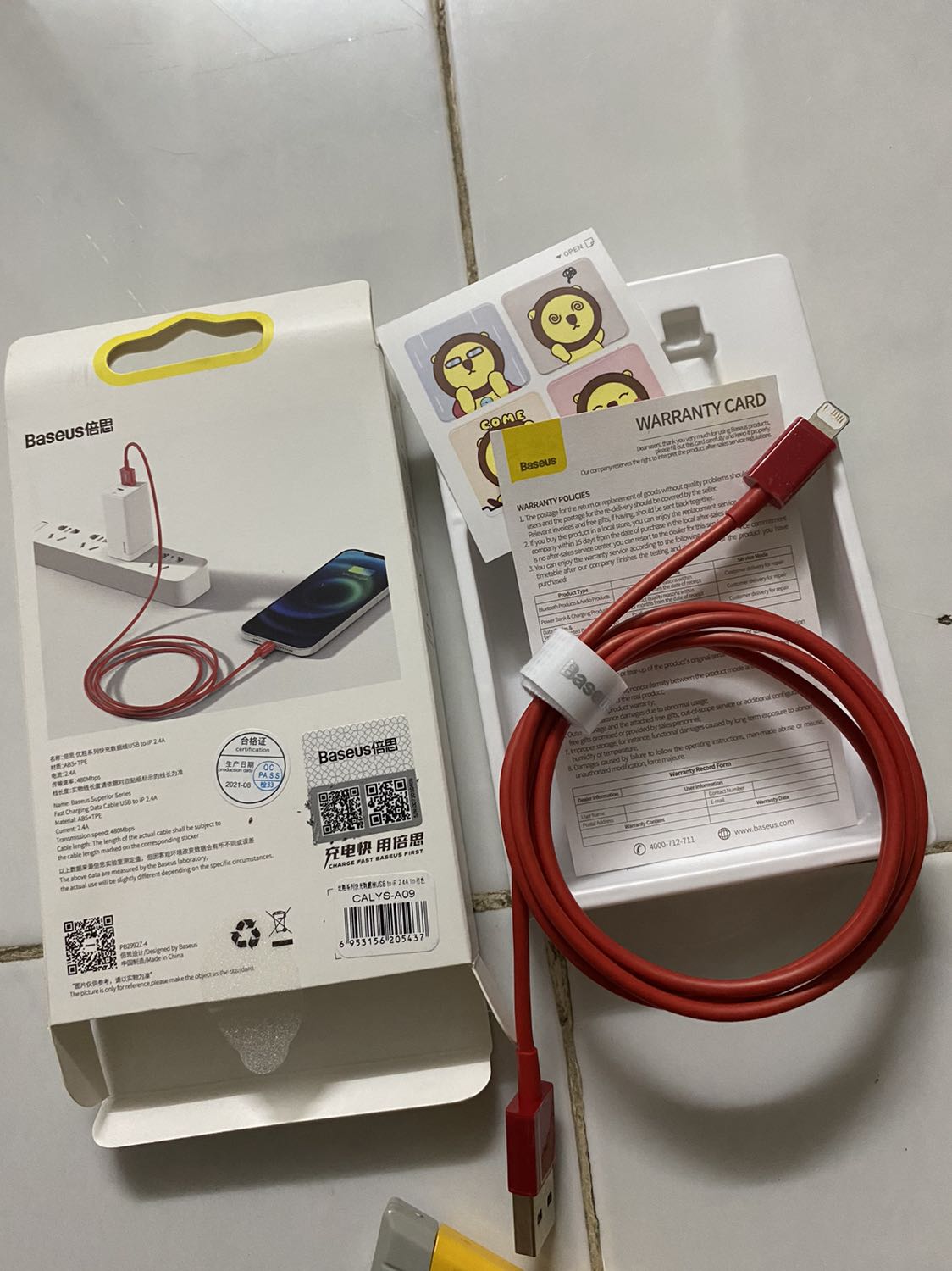 Giao nhanh, gói ổn. Xài đc 1 thời gian kèm củ sạc của Baseus luôn thì thấy ổn, sạc nhanh, có miếng dán giữ không rối rất tiện lợi, được tặng sticker và mã QR trên hộp để check chính hãng, mà chỗ đầu cắm lightning nó khác với cọng sạc đi kèm iphone, chỗ mấy vạch vàng (không biết gọi là gì) còn bị trống 1 vạch nữa làm mới đầu tưởng bị lỗi hay gì, cắm sạc thì thấy ổn và nhanh, để xài thêm thời gian nữa xem sao, nói chung là hài lòng