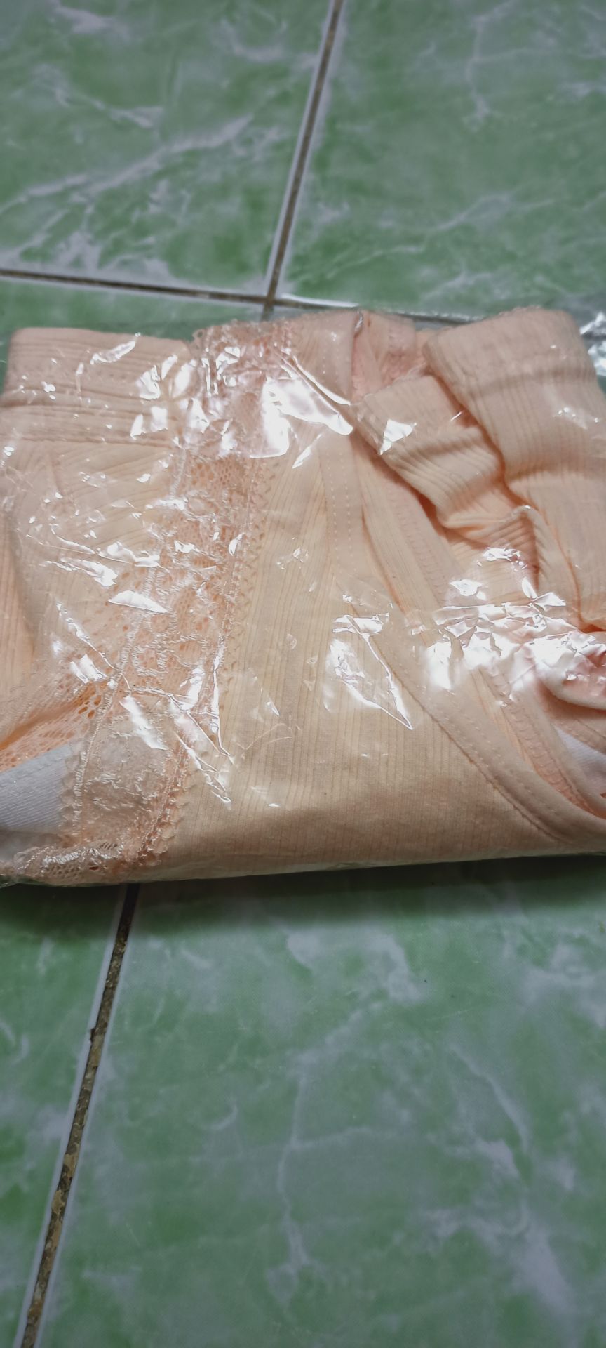 áo giống hình shop đăng rất đẹp nhưng là chất liệu thun co giãn ngực to mặt không đứng ngực hơi bè ra 2 bên ,thích hợp cho các cô lớn tuổi tầm 60 đổ lên mặt rất thoải mái áo giống hình shop đăng rất đẹp nhưng là chất liệu thun co giãn ngực to mặt không đứng ngực hơi bè ra 2 bên ,thích hợp cho các cô lớn tuổi tầm 60 đổ lên mặt rất thoải mái