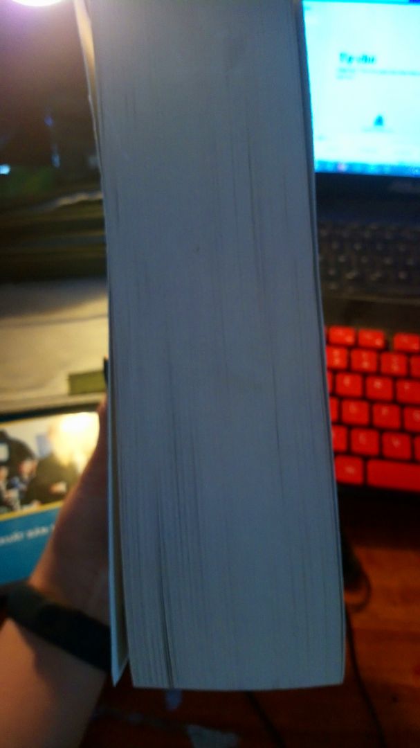 Sách nhàu bìa trầy xước , bẩn bụi, cũ nát cứ như quăng quật cả thế kỷ rồi đem bán cho khách hàng!