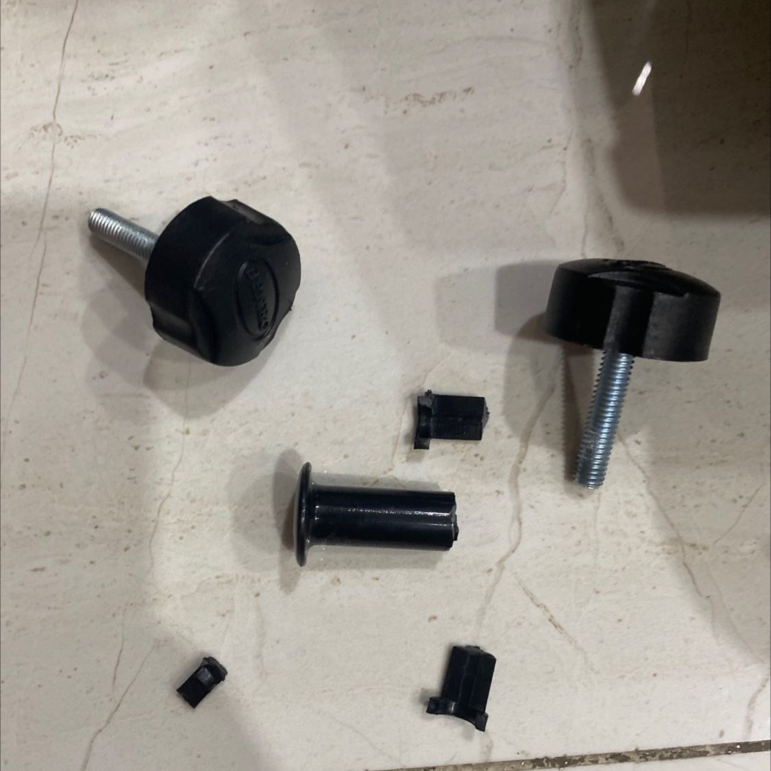 Giao hàng nhanh. Đầy đủ phụ kiện. Nhưng bị vỡ chỗ để điều khiển quạt đứng hay quay, trừ 1 sao. Đang k biết có được gửi bổ sung k chứ sao điều khiển được quạt