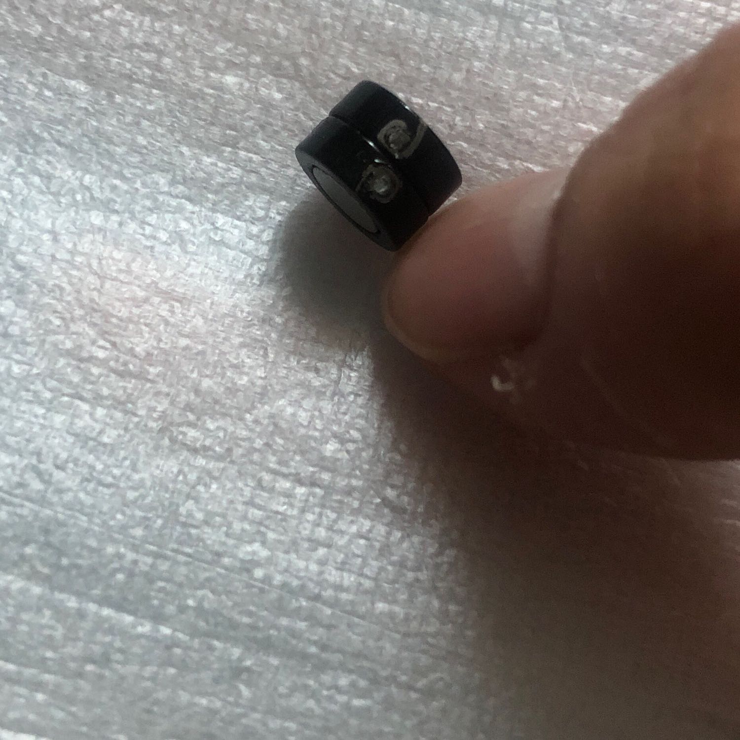 Chưa bao giờ mua hàng Tiki mà thất vọng như vậy. Bông tai lực hút cực ít, ko thể sử dụng đc, để trong túi màu trắng ko nhãn mác gì cả, có 1 đôi còn bị lỗi như hình. Coi như bỏ luôn 40k chứ k thể sử dụng được. Chưa bao giờ mua hàng Tiki mà thất vọng như vậy. Bông tai lực hút cực ít, ko thể sử dụng đc, để trong túi màu trắng ko nhãn mác gì cả, có 1 đôi còn bị lỗi như hình. Coi như bỏ luôn 40k chứ k thể sử dụng được.