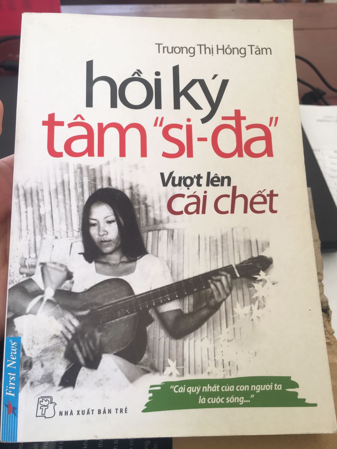 Tiki làm ăn kiểu gì vậy, chuyển sang bán sách cũ rồi đấy à. Thật sự quá thất vọng, tôn trọng tác giả mua sách thật, sách mới mà mua bên tiki chất lượng còn kém xa sách giả thế này thì đúng là không còn gì để nói.