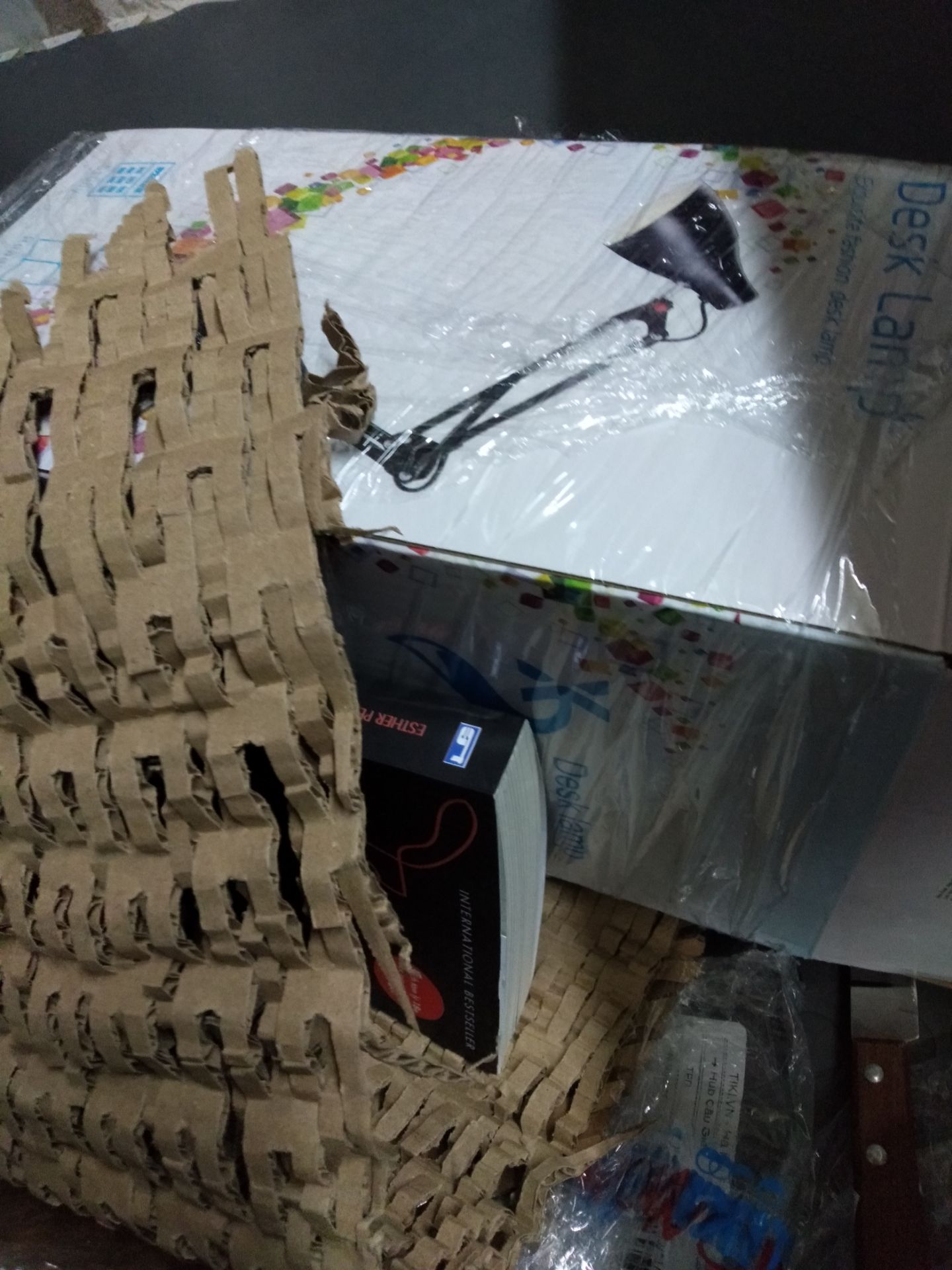 hàng gửi sớm 2 ngày theo dự tính. đóng gói kỹ quá. nó dc bọc trong bọc lớp trống vỡ. mình ko nhìn thấy, tưởng shop giao thiếu, khi đem hộp đèn  vs lớp chống vỡ đem đi vứt, thấy nặng nặng mới bới xem mới thấy sách.