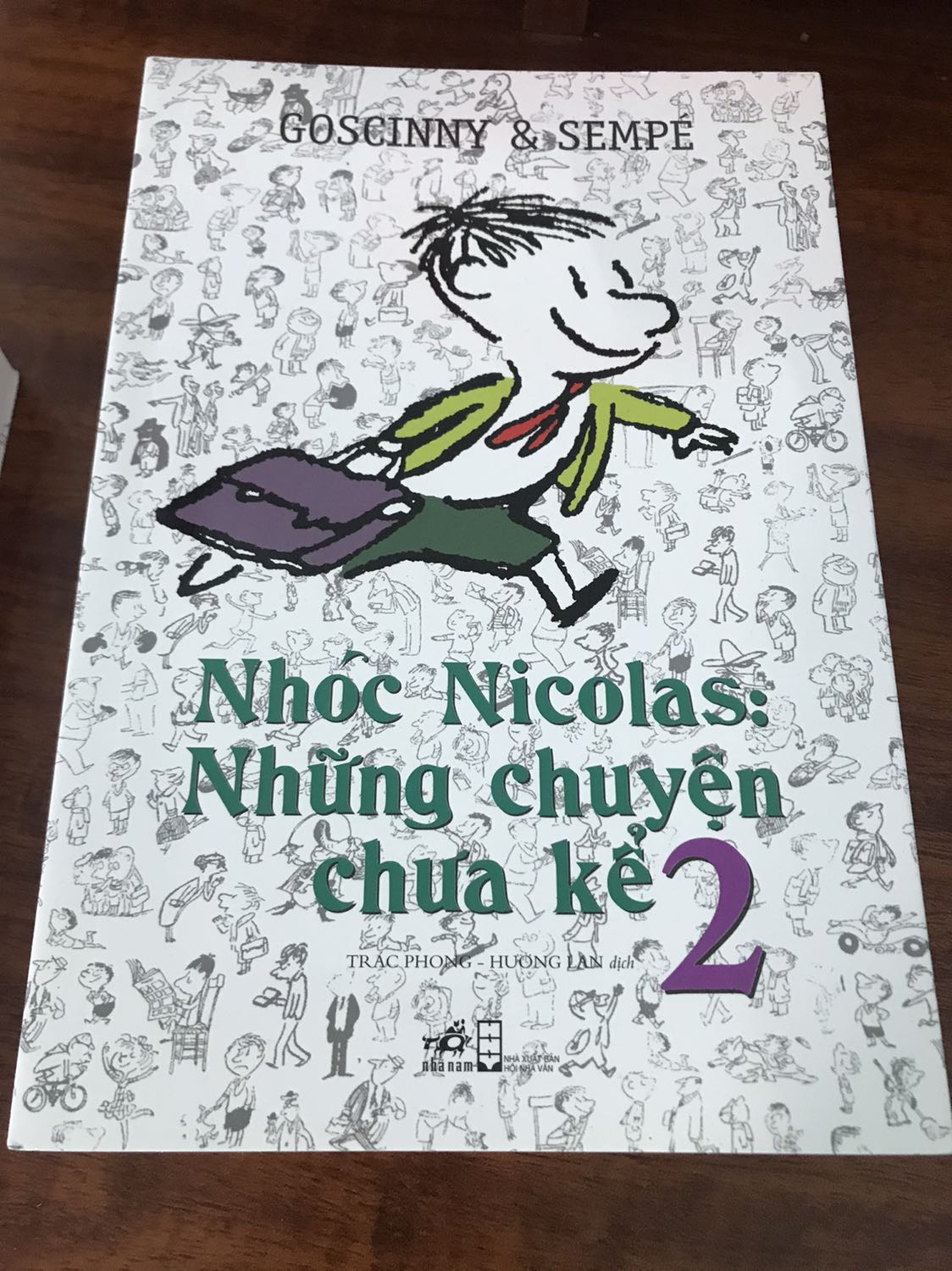 Sức mạnh của cuốn sách này là có thể cuốn hút cả trẻ con cũng như người lớn. Trẻ con thì thấy giống quá, người lớn thì thấy nhớ quá...
