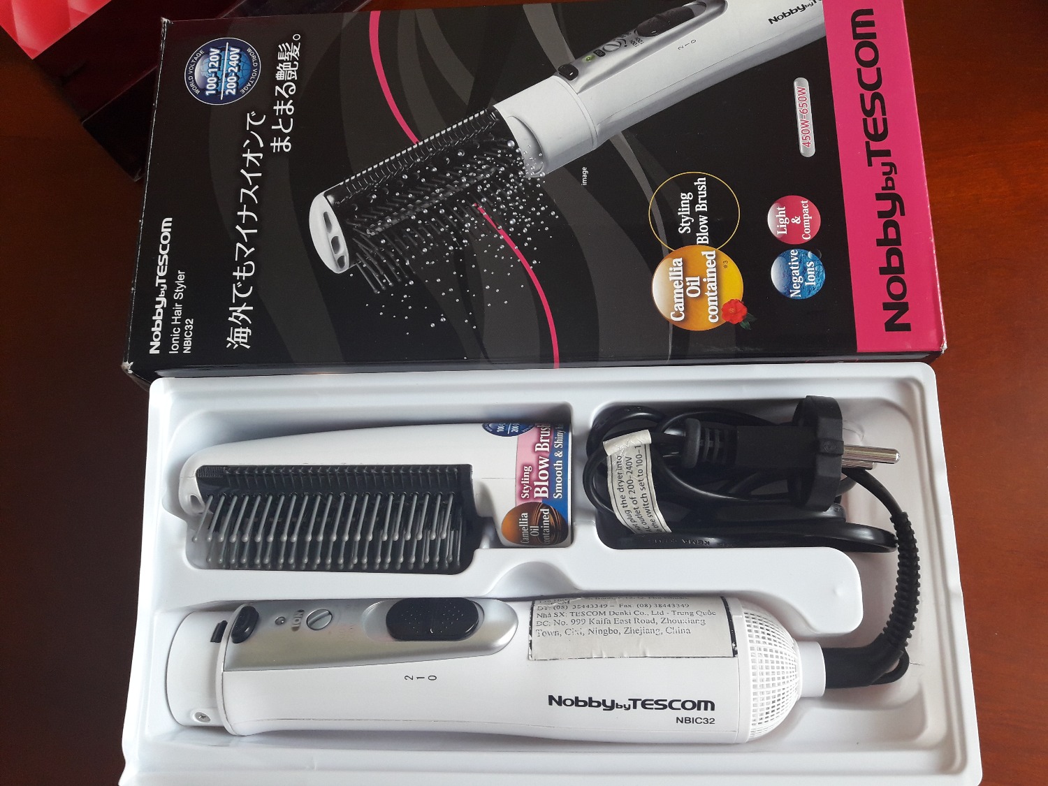 Dòng lược sấy của Tescom tôi mua đợt khuyến mãi vừa rồi. 
Lược nhẹ, cầm không bị mỏi tay, răng lược bằng silicon hay nhựa gì đó, rất mềm, chải nhẹ nhàng và mềm êm, không làm da đầu bị đau.
Chải tóc rất mềm và mượt mà, có thể vừa sấy tóc vừa lằm cúp tóc thích hợp cho tóc ngắn rất tiện dụng. Dòng lược sấy của Tescom tôi mua đợt khuyến mãi vừa rồi. 
Lược nhẹ, cầm không bị mỏi tay, răng lược bằng silicon hay nhựa gì đó, rất mềm, chải nhẹ nhàng và mềm êm, không làm da đầu bị đau.
Chải tóc rất mềm và mượt mà, có thể vừa sấy tóc vừa lằm cúp tóc thích hợp cho tóc ngắn rất tiện dụng.