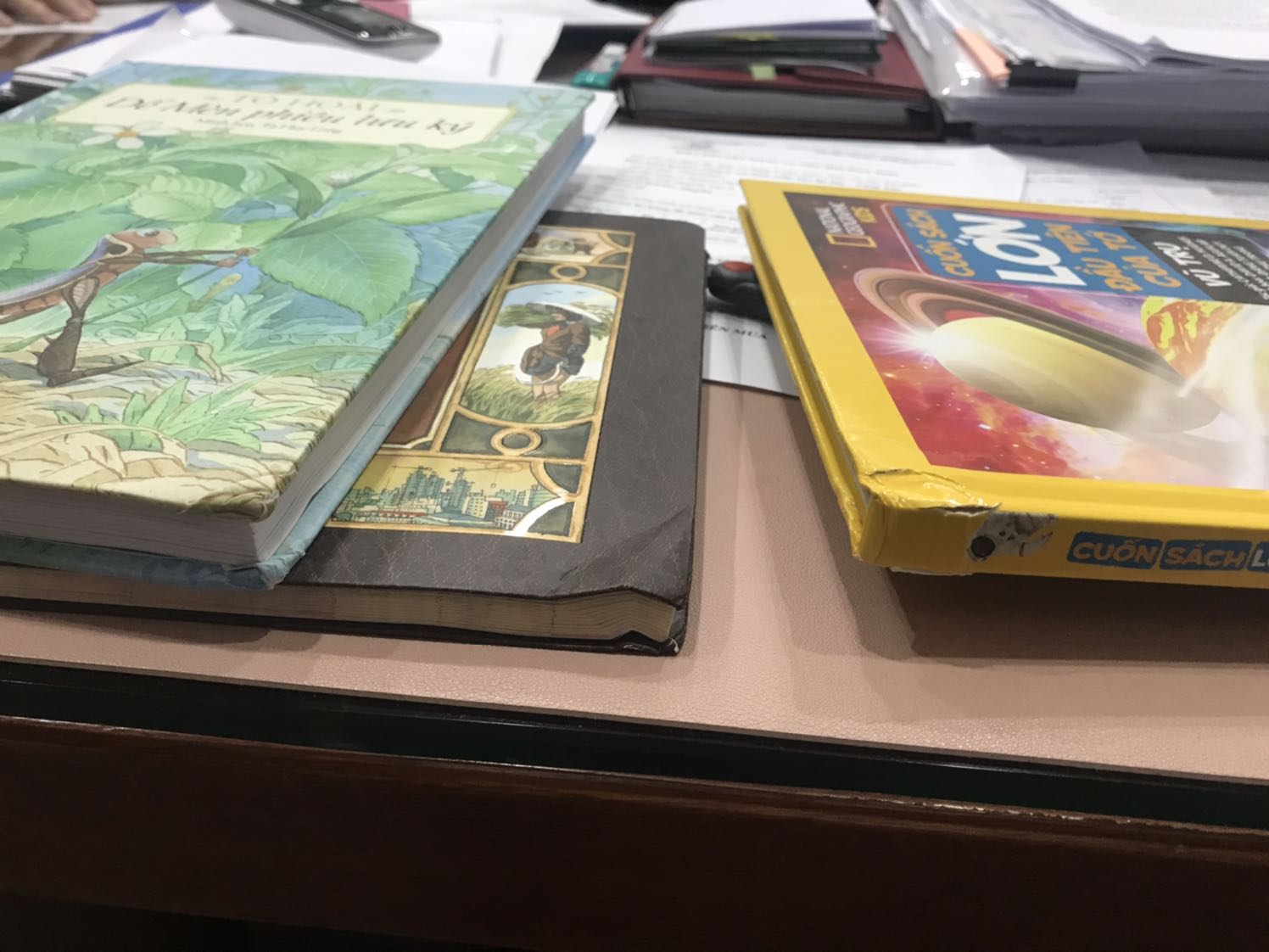 Nhận hàng quá thất vọng- đề nghị TIki gửi đổ sản phẩm k bị lỗi - sách đc gói cẩu thả, dẫn đến mua năm sản phẩm mà đến 3 sản phẩm bị hư góc , gãy Nhận hàng quá thất vọng- đề nghị TIki gửi đổ sản phẩm k bị lỗi - sách đc gói cẩu thả, dẫn đến mua năm sản phẩm mà đến 3 sản phẩm bị hư góc , gãy