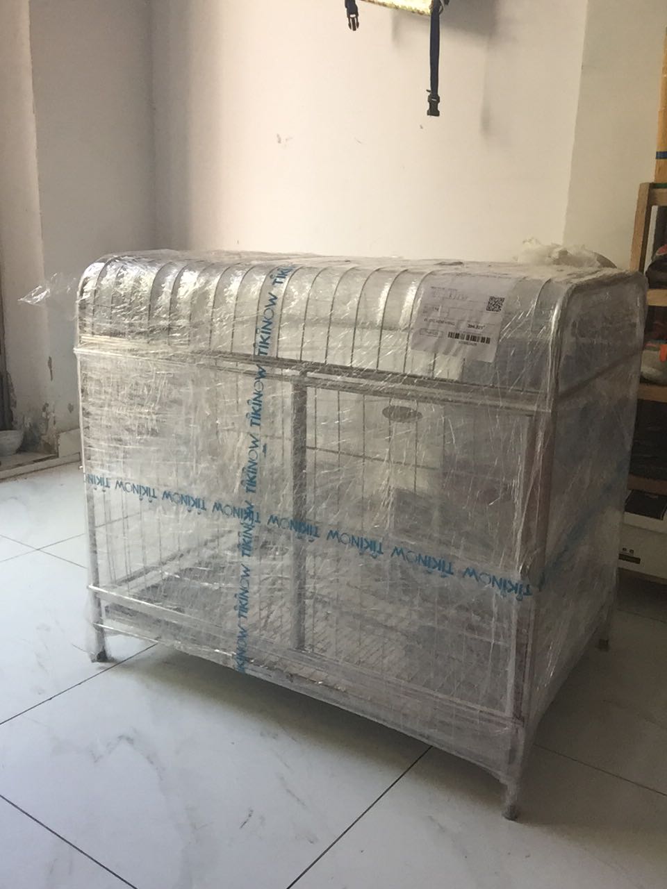 Nhân viên giao hàng bên Tiki dễ thương cực kì. Hàng bị móp liền liên lạc vs mình thông báo, rồi đi đổi cái khác mới giao cho mình. Rất thích cách làm việc như thế.
Hàng thì y hình khỏi bàn, rẻ, đẹp