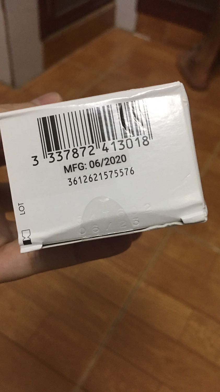 Tiki cho mình hỏi sao mã số trên hộp và vỏ không giống nhau? 
Vỏ hộp cũ, không có vỏ bóng kiếng bọc ngoài, nhìn giống như bị mở trước đó rồi, bên trong hộp kem cũng không có miếng nhôm bạc ở miệng hộp, giống như đã bị mở trước rồi