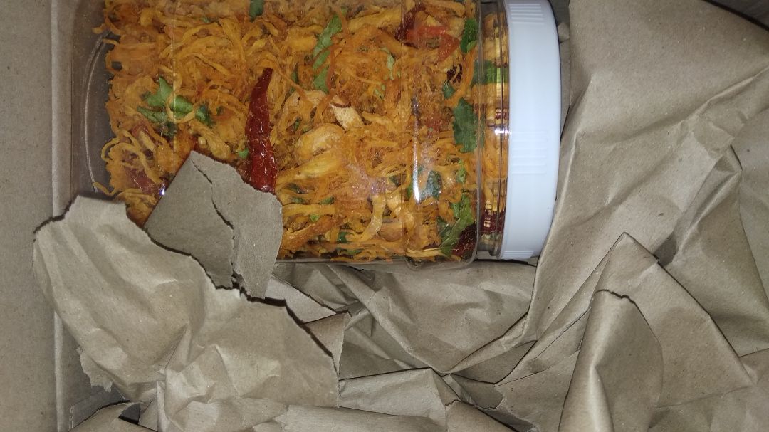 Ngon,  đóng gói kỹ lữong sản phẩm cay cay ngon tuyệt. Có màng bạc bọc nắp í .  tuy thích ăn cay nhưng mình bốc nhầm thế là đưa nguyên quả ớt vào miệng :))) nghĩ mà buồn.  Thanks shop :3