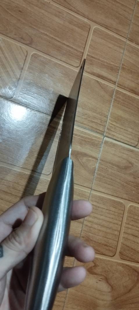 Bén. Con lớn nhất dùng để chặt thì hơi nhẹ. Nếu để chặt xương chân gà vịt thì chắc chắn ko nổi. Cần mua thêm 1 con nặng và to hơn thế nữa. Tiền nào của đó. 200k đc nhiêu đây quá ok rồi.