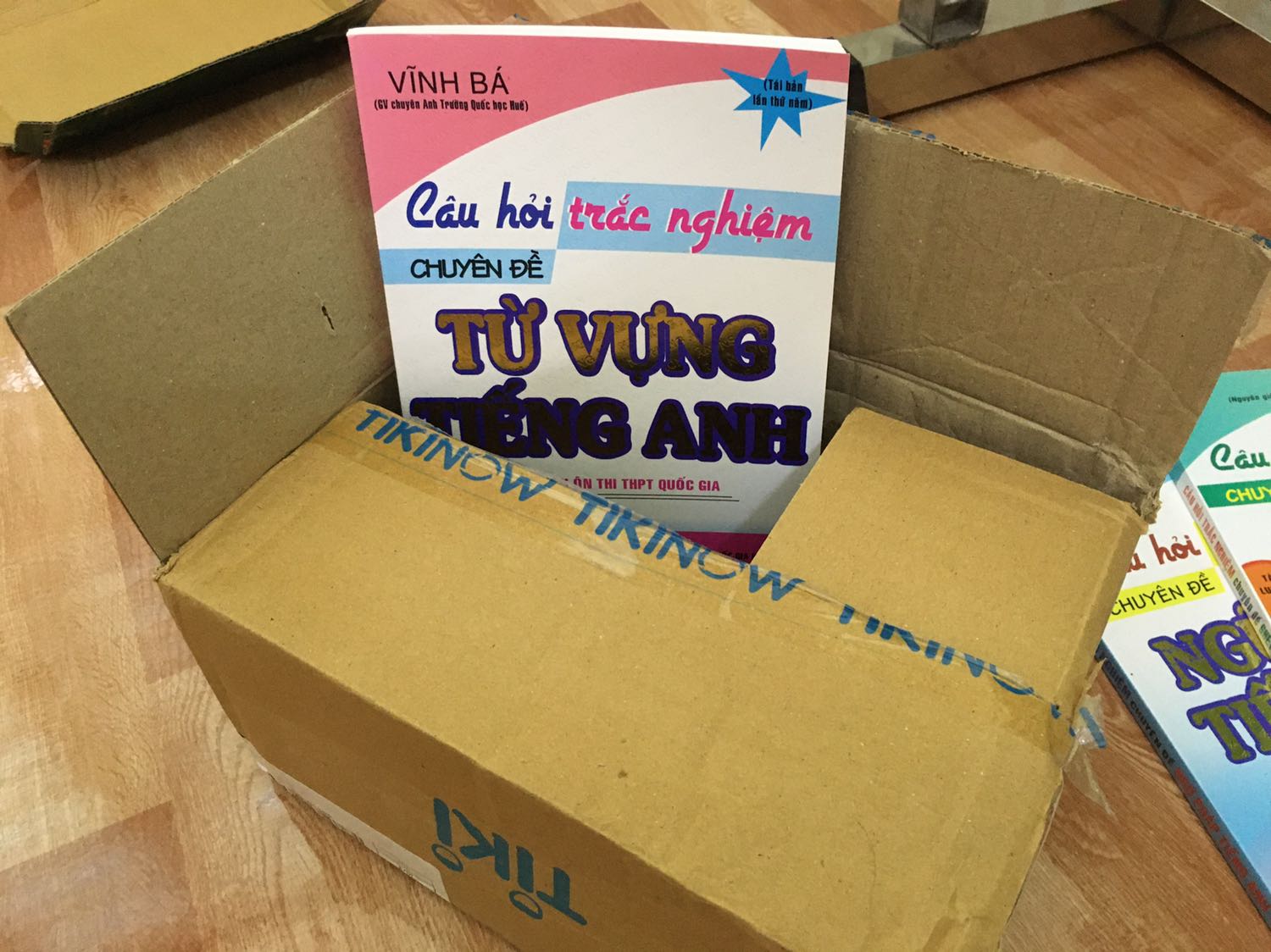 nói chung là ổn nhưng hộp do vận chuyển nên móp méo hơi xấu xí :(( giấy bên trong hơi xám xám xỉn màu cũ cũ tối tối :((