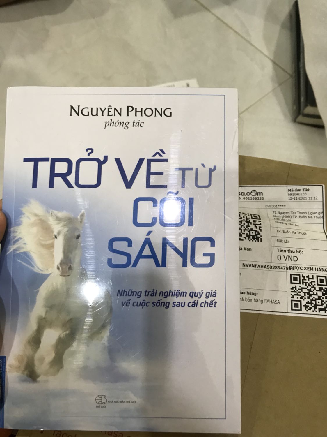 Mọi người cân nhắc khi chọn mua sản phẩm từ nhà bán Fahasa nhé. Chăm sóc khách hàng sau mua cực kỳ tệ. Giao hàng sai sản phẩm khách đặt nhưng 18 ngày trôi qua rồi vẫn chưa thu hồi để đổi cho khách. Đt lên *** hay e*** về *** fahasa, inbox *** đều chỉ ghi nhận rồi hứa hẹn xử lý sớm nhưng mãi vẫn k có động tĩnh gì. Mua Nhóc Nicolas nhưng giao Trở về từ cõi sáng