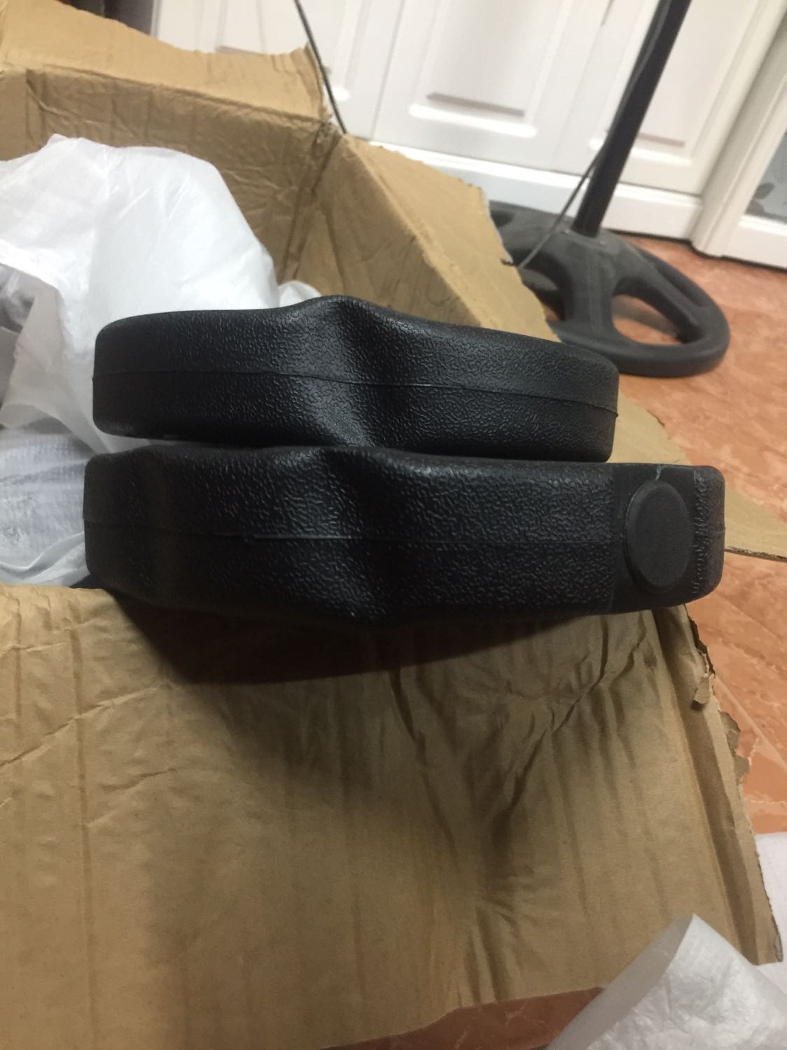 Khá cứng cáp, lắp full tạ nhìn hơi đồ sộ so với trọng lượng. Tay cầm bằng nhựa khía nhám nên xác định không có găng tay thì khỏi tập. Chưa thử transform sang tạ đòn nhưng nhìn chung ổn. Giao hàng đúng hẹn và nhiệt tình bê vác, 2 bánh tạ 2.5kg bị móp không rõ nguyên nhân tuy không ảnh hưởng tới lắp đặt nhưng hơi mất thẩm mỹ nên trừ 1 sao. Chốt lại là hàng BỔ, RẺ!