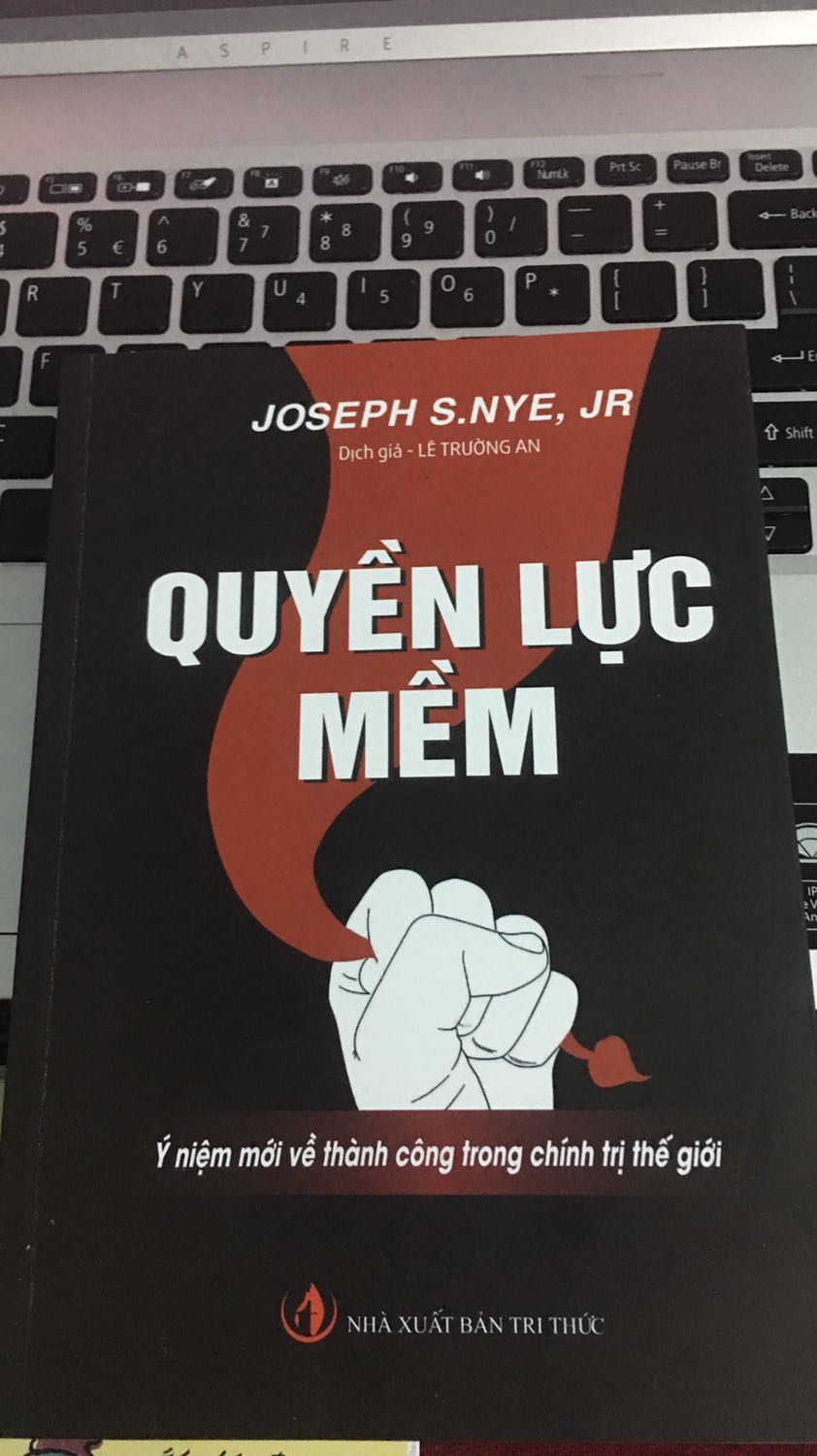 Tìm đã lâu nay mới mua được, đọc trong 1 buổi chiều. Sách rất cần cho ai nghiên cứu về QHQT, QHCC, PR. Sách viết dễ hiểu, gọn
