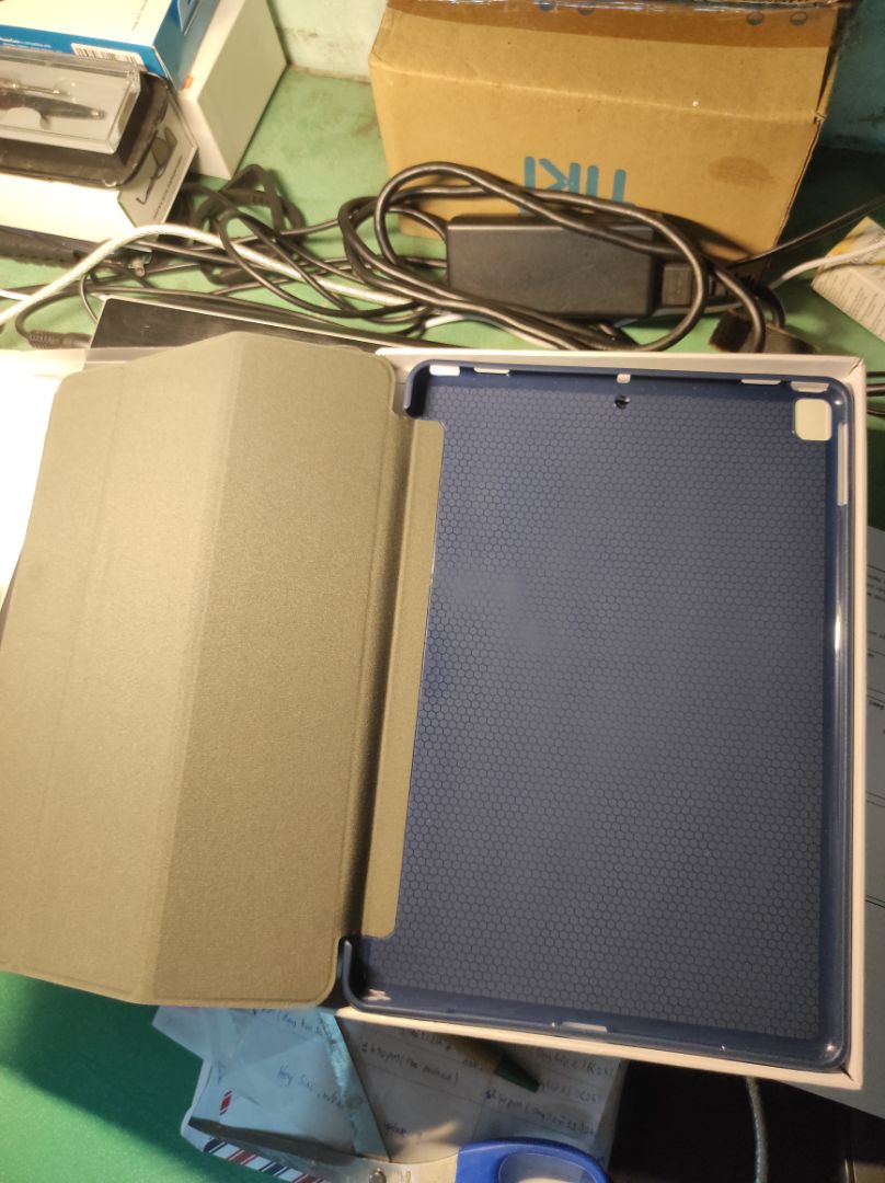 hài lòng, sản phẩm vừa khít, đẹp, có sáng màn hình khi mở, tắt màn hình khi đóng bao da, có điều giao hàng hơi lâu hơn những món khác mà mình mua.