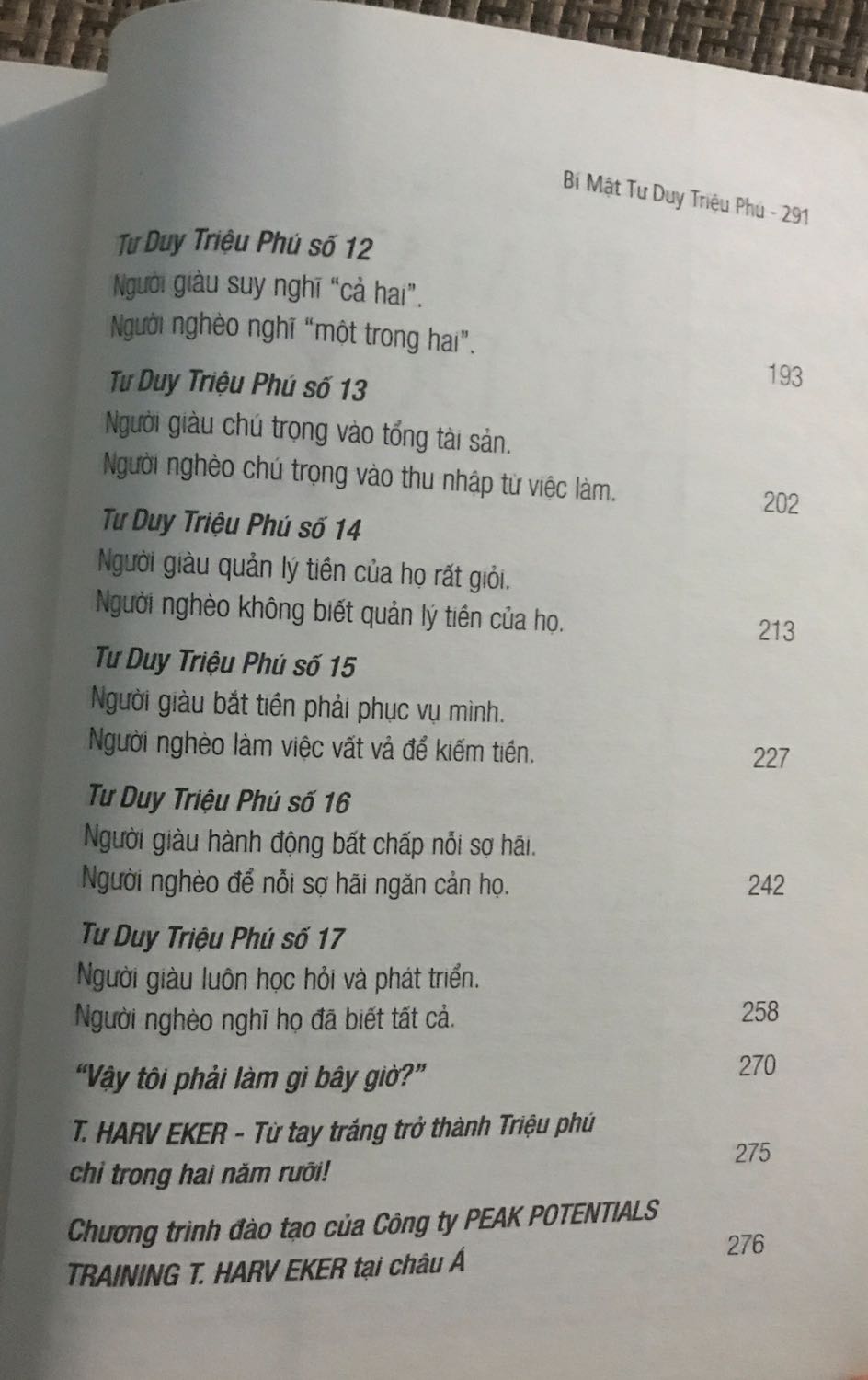 Người giàu người nghèo 2 cách nghĩ hoàn toàn khác nhau, bí quyết của sự giàu có đúc kết lại là từ suy nghĩ tư duy của chính bản thân mình. 1 cuốn sách bestseller nên đọc