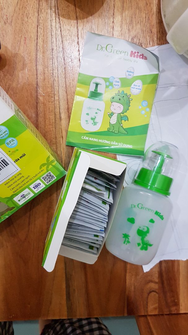 Bé nhà mình thì biết rửa mũi rồi. Nhưng rửa bằng bình của người lớn thì hôm nào cũng phải giục mãi mới rửa. Bình mới này đẹp, bạn ấy thích mê, cả gói muối cũng thích nữa. Mẹ đỡ phải giục đi rửa mũi. Mẹ nào có con chưa biết rửa mũi có thể mua bình này về dụ thử xem. Bé nhà mình thì biết rửa mũi rồi. Nhưng rửa bằng bình của người lớn thì hôm nào cũng phải giục mãi mới rửa. Bình mới này đẹp, bạn ấy thích mê, cả gói muối cũng thích nữa. Mẹ đỡ phải giục đi rửa mũi. Mẹ nào có con chưa biết rửa mũi có thể mua bình này về dụ thử xem.